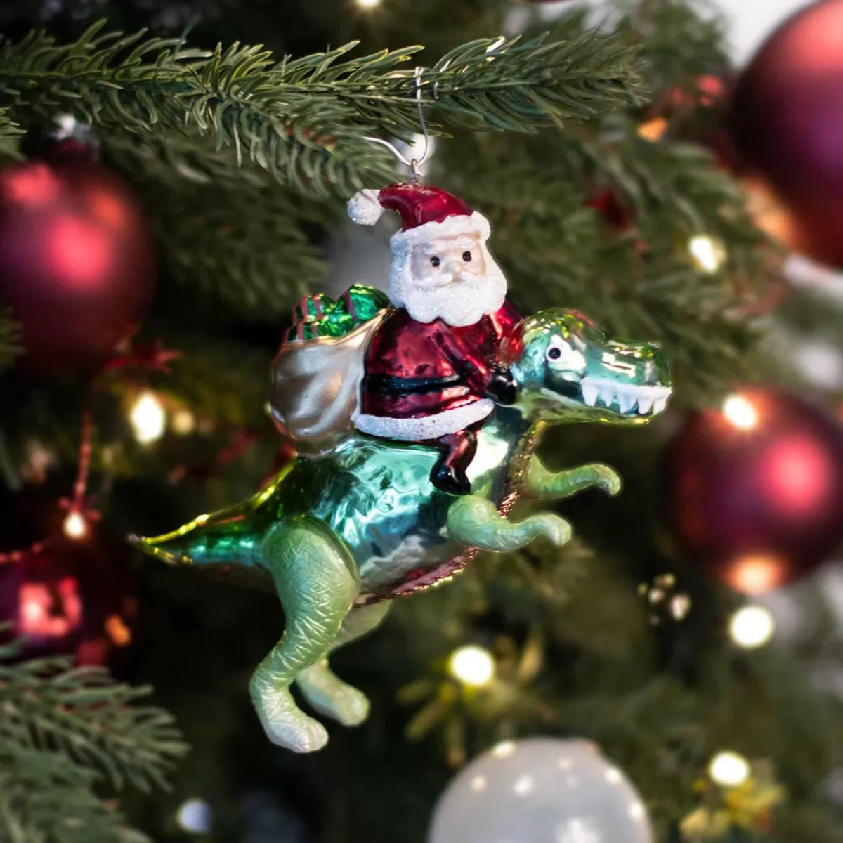 New It's all about Christmas Luxe Kersthanger Dino Met Kerstman 12cm