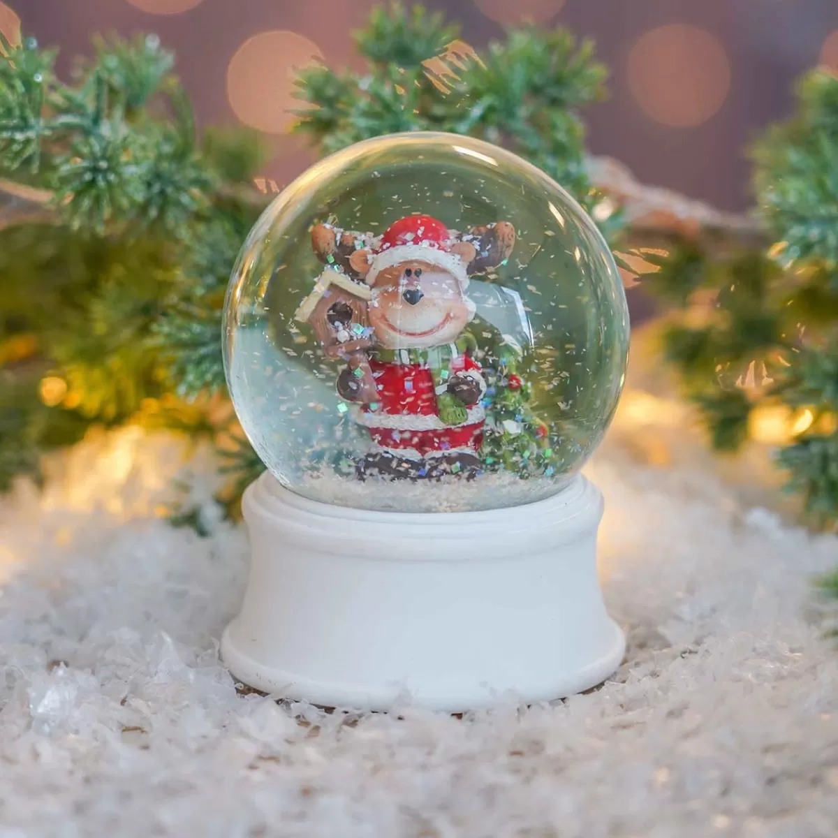 Fashion It's all about Christmas Sneeuwbol Met Rendier In Kerstpak | ⌀6cm | 9cm Hoog